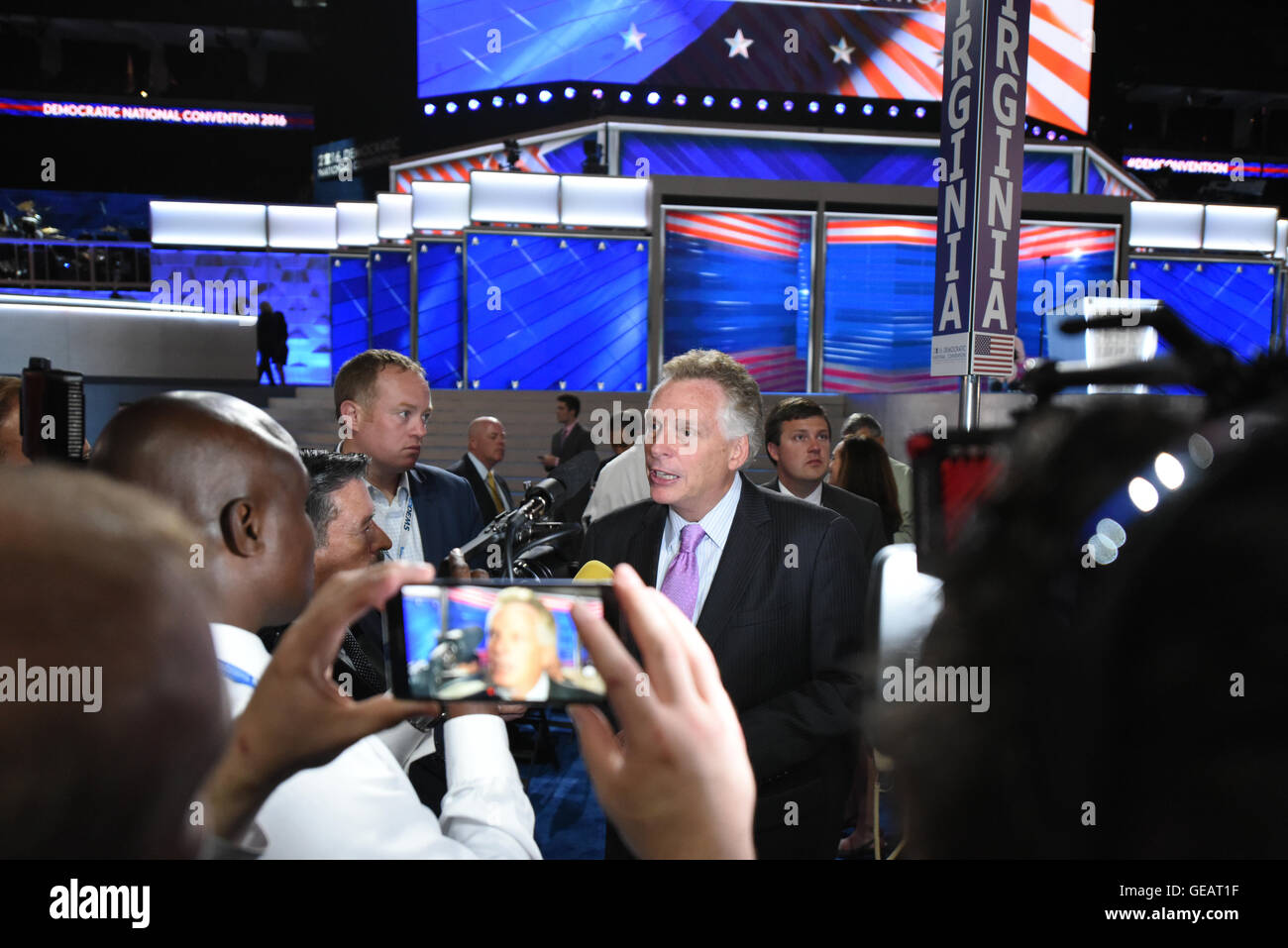 Philadelphia, USA. 25. Juli 2016. Democratic National Convention in Philadelphia.Virginia Gouverneur Terry McAuliffe beantwortet Fragen von den Medien über Debbie Wasserman Schultz Rücktritt Credit: Don Mennig/Alamy Live News Stockfoto