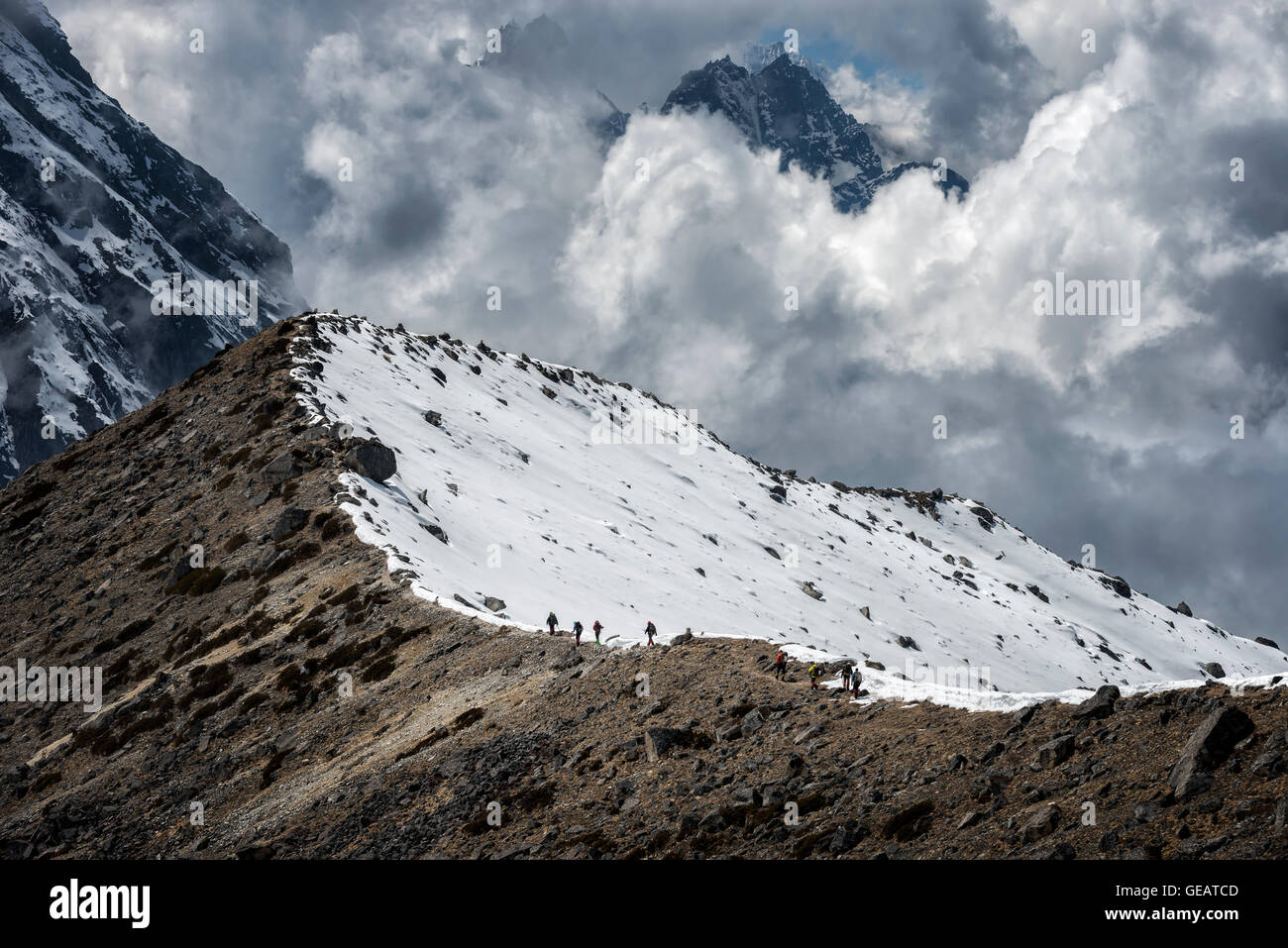 Nepal, Himalaya, Solo Khumbu, Ama Dablam, Gruppe von Gurkhas trekking am Grat Stockfoto