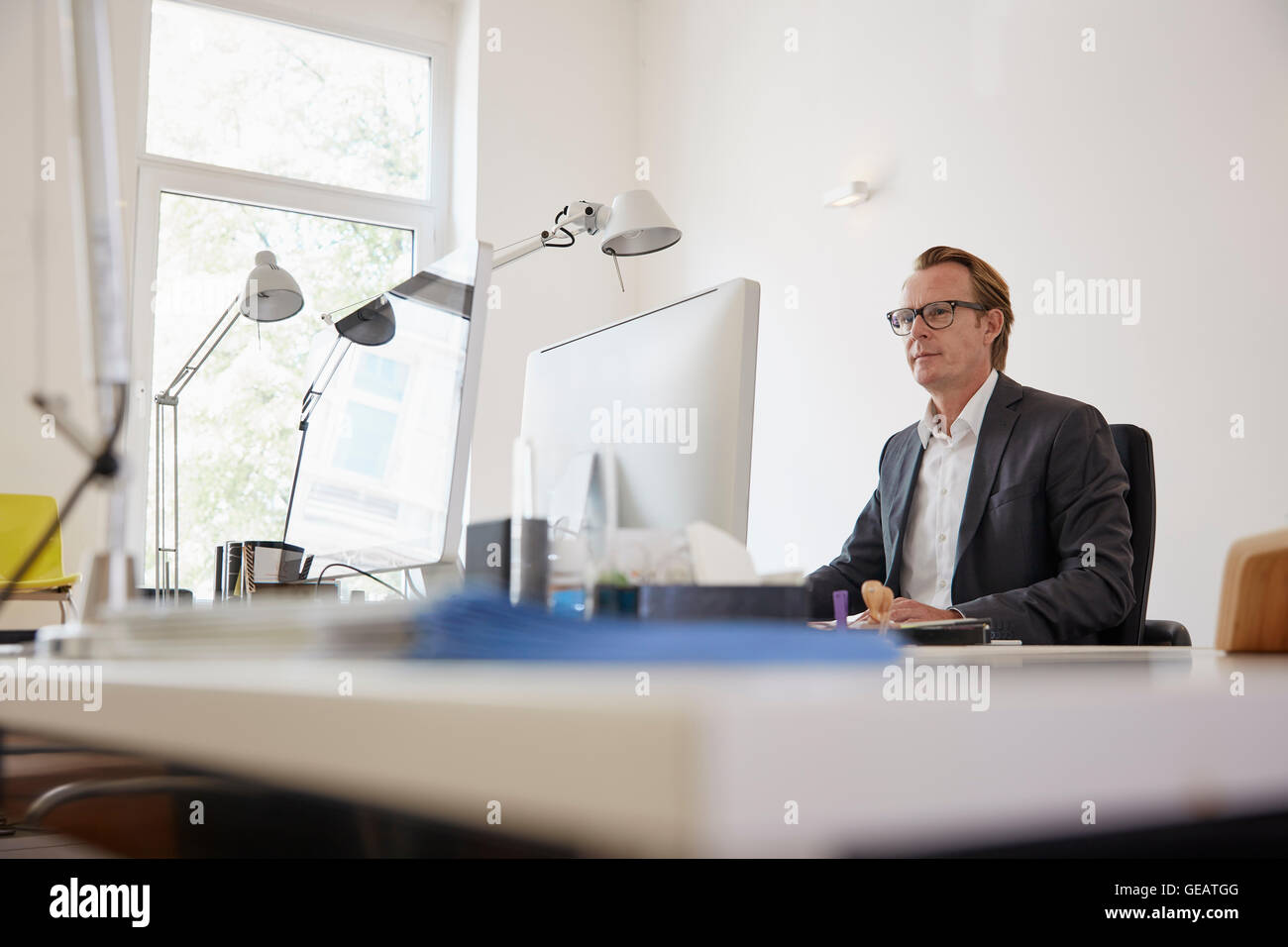 Geschäftsmann am Schreibtisch im Büro arbeiten mit computer Stockfoto