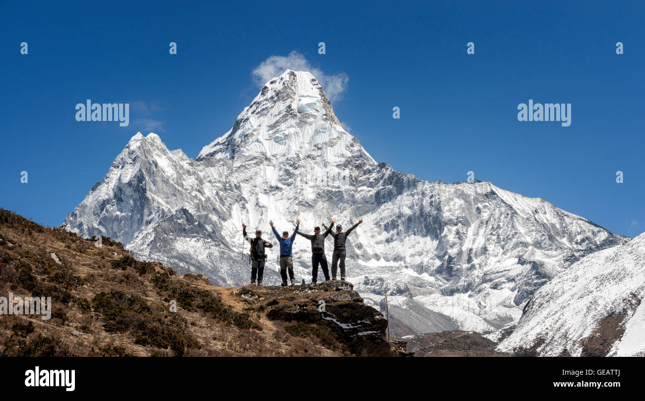 Nepal, Himalaya, Solo Khumbu, Ama Dablam, vier Gurkhas in Bergwelt jubeln Stockfoto