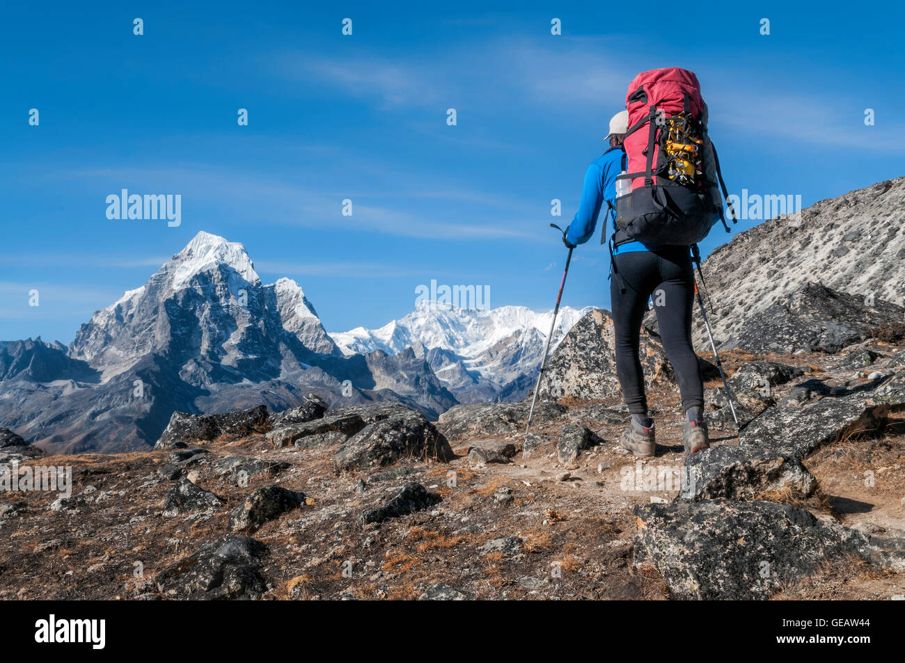 Nepal, Himalaya, Solo Khumbu, Bergsteiger bei Ama Dablam South West Ridge Taboche Gipfel im Hintergrund Stockfoto