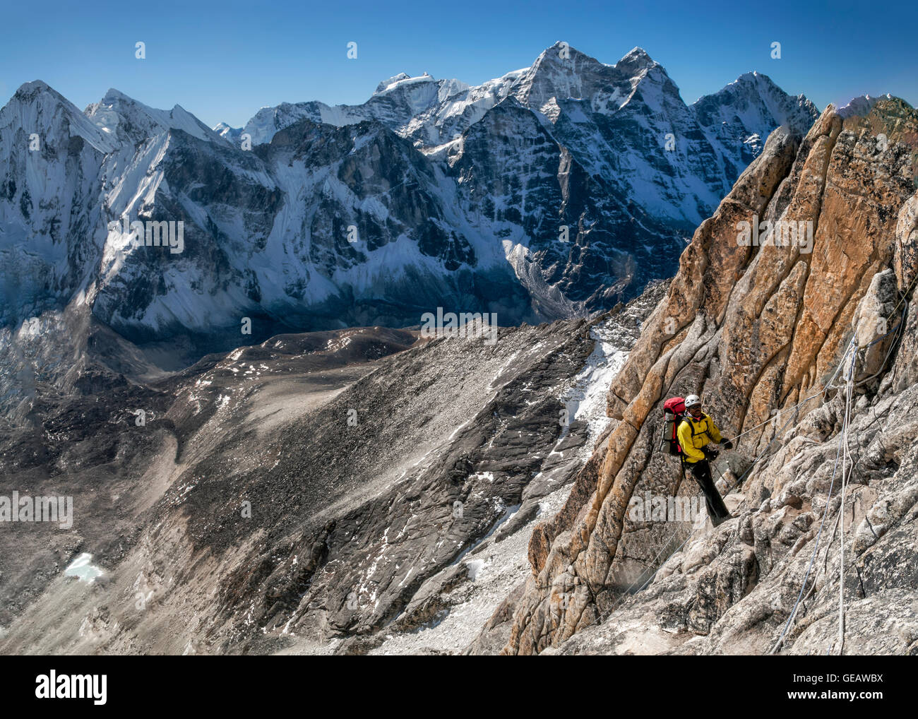 Nepal, Himalaya, Solo Khumbu, Ama Dablam South West Ridge, Bergsteiger klettern auf Felsen Stockfoto