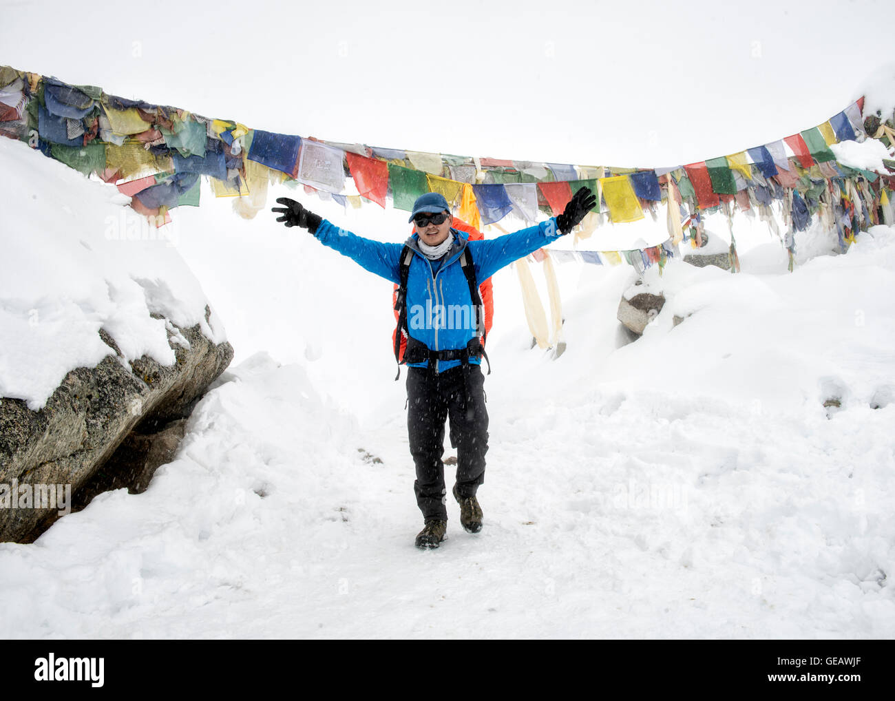 Ama Dablam, Solo Khumbu, Nepal, Himalaya Mann trekking heben seine Arme Stockfoto