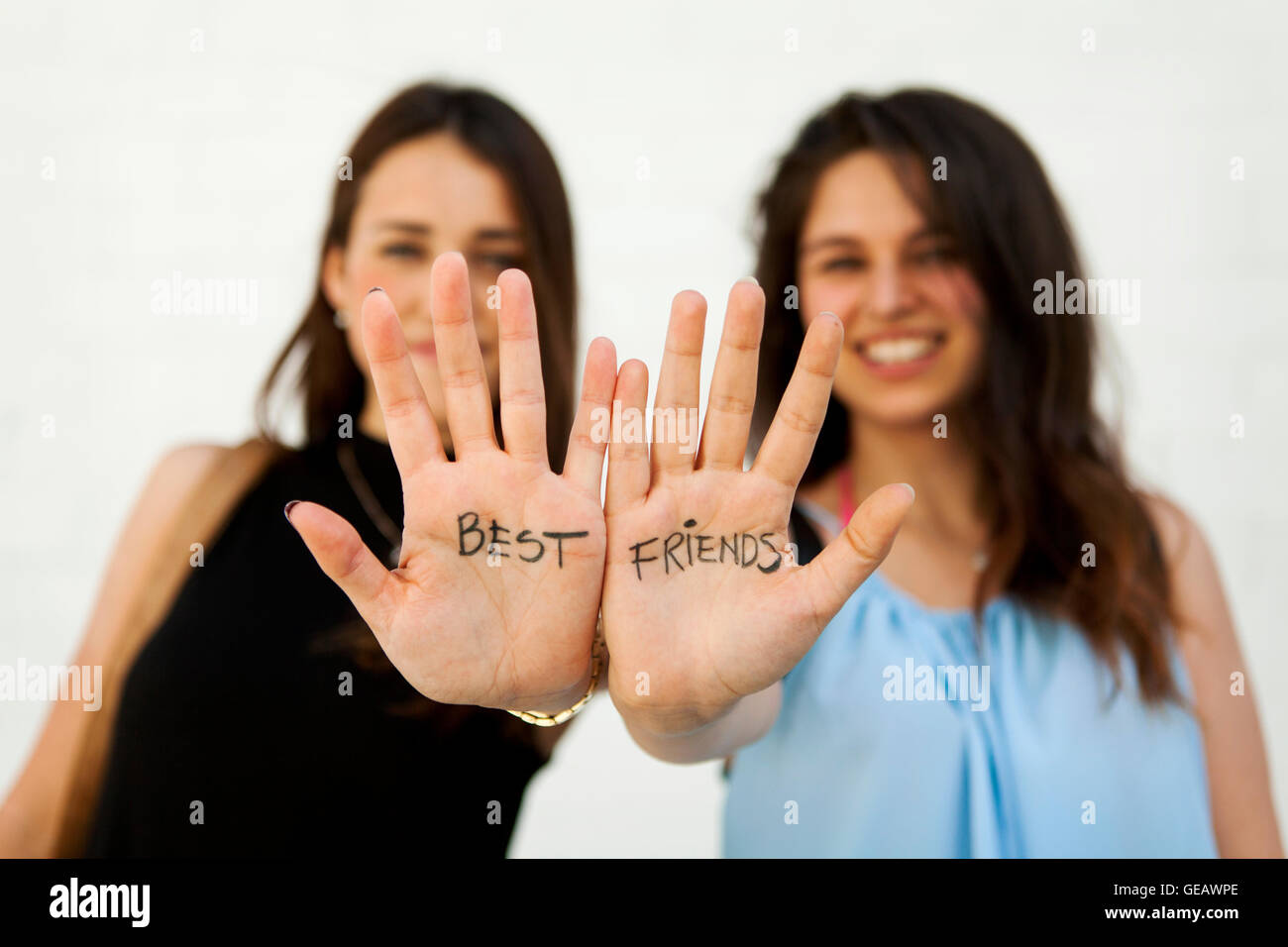 Zwei Junge Frauen Zeigen Ihre Handflächen Mit Dem Schreiben Von Beste Freunde Stockfotografie 
