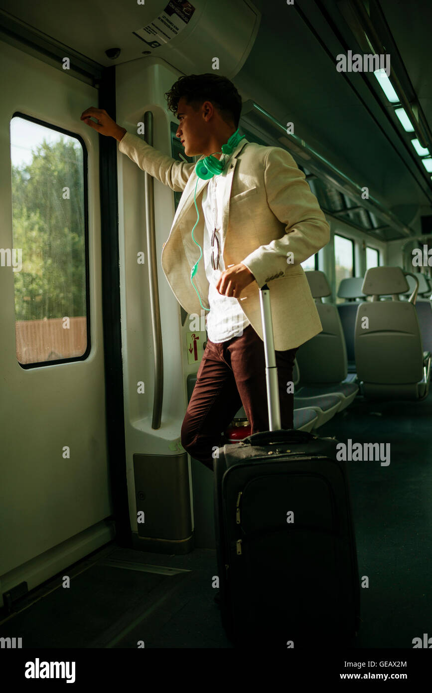 Junger Mann aus der Tür in einem Zug Stockfoto