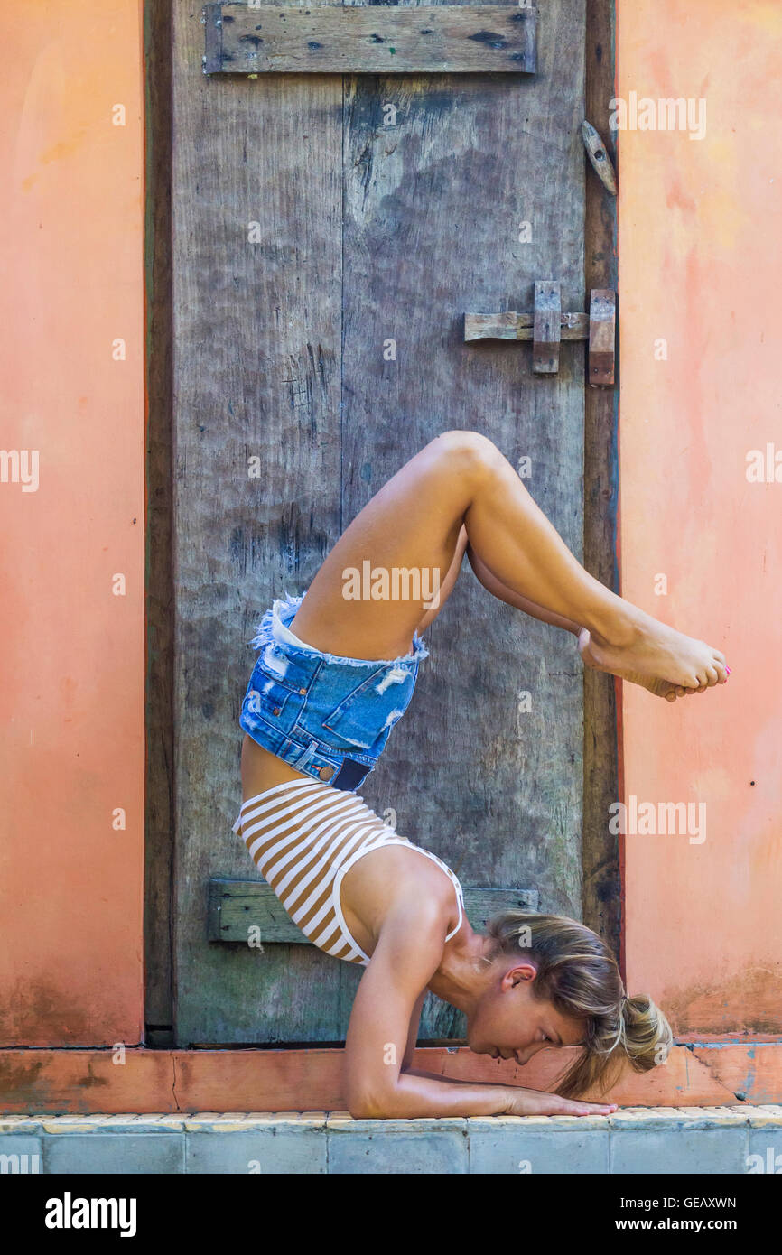 Junge Frau beim Yoga, Shirshasana Stockfoto