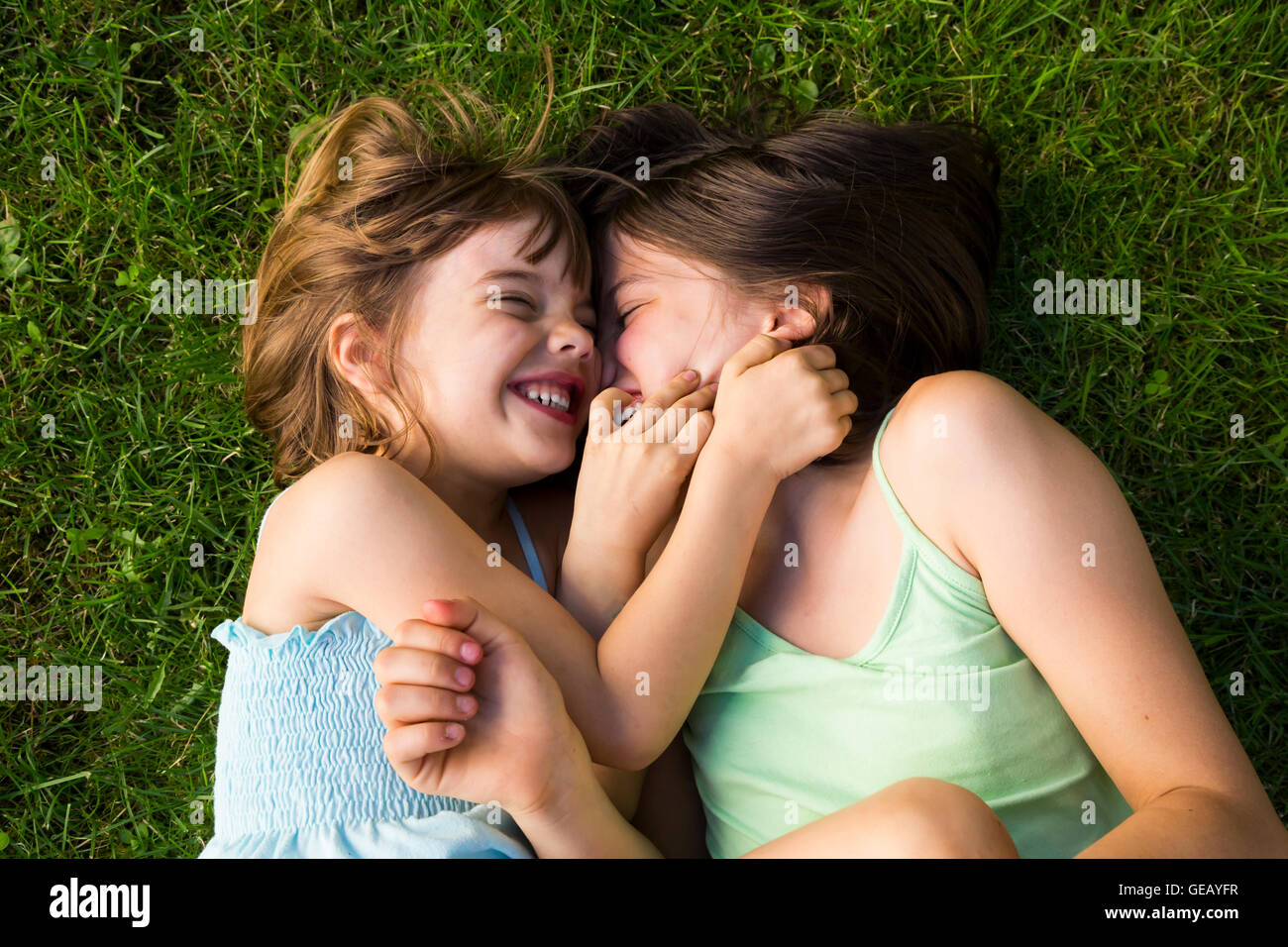 Zwei Schwestern im Spaß Wiese liegend Stockfoto