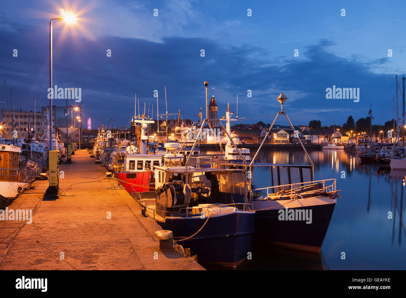 Polen, Pommern, Wladyslawowo Stadt in der Nacht, an einem Pier festgemacht Fischereihafen mit Booten Stockfoto