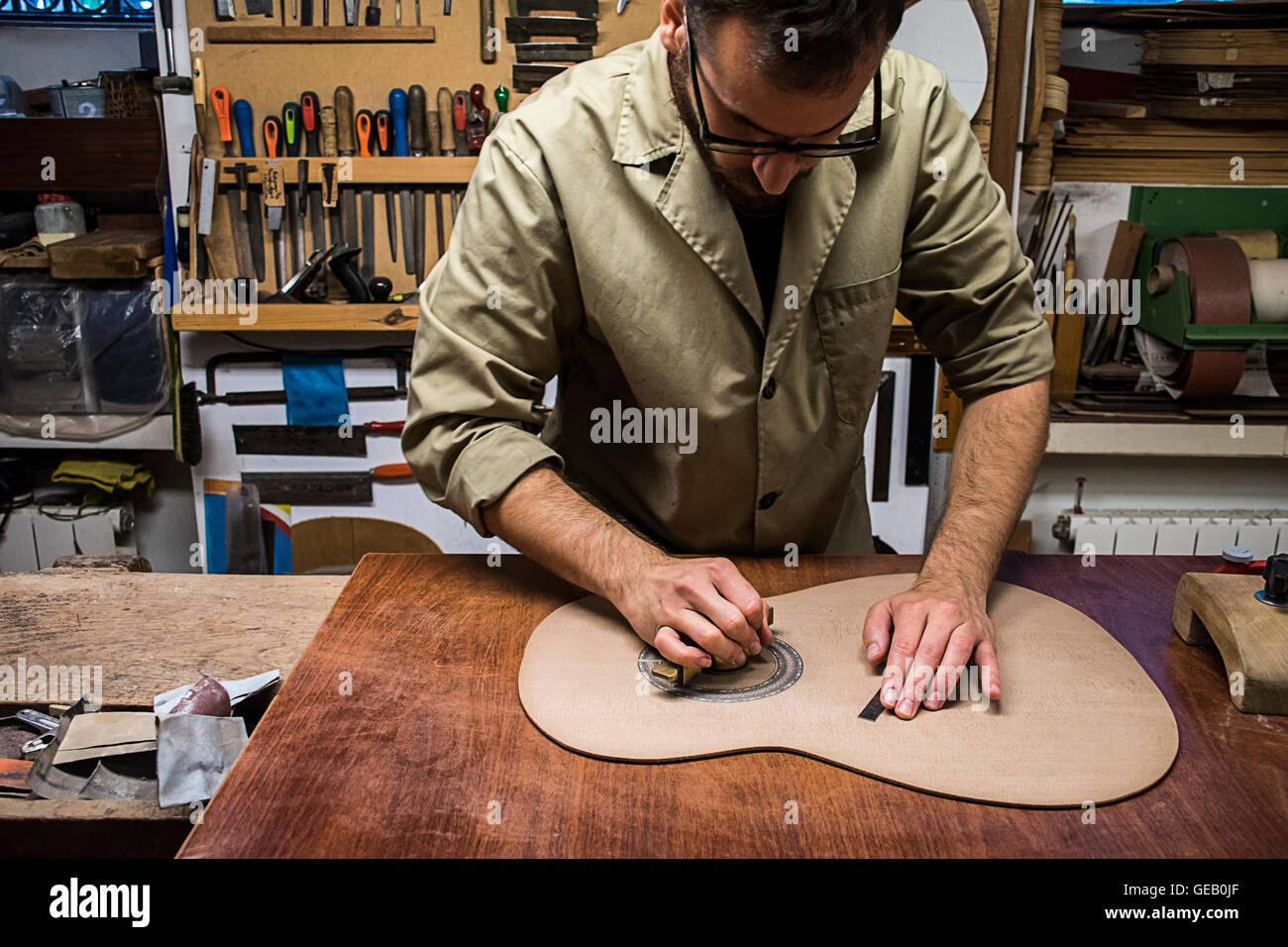 Gitarrenbauer, die Herstellung einer Gitarre in seiner Werkstatt  Stockfotografie - Alamy
