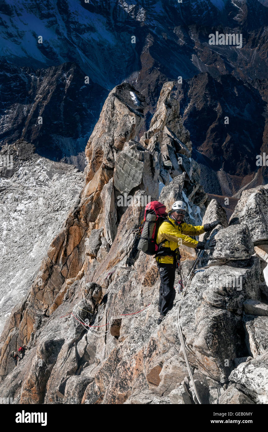 Nepal, Himalaya, Solo Khumbu, Ama Dablam South West Ridge, Bergsteiger klettern auf Felsen Stockfoto