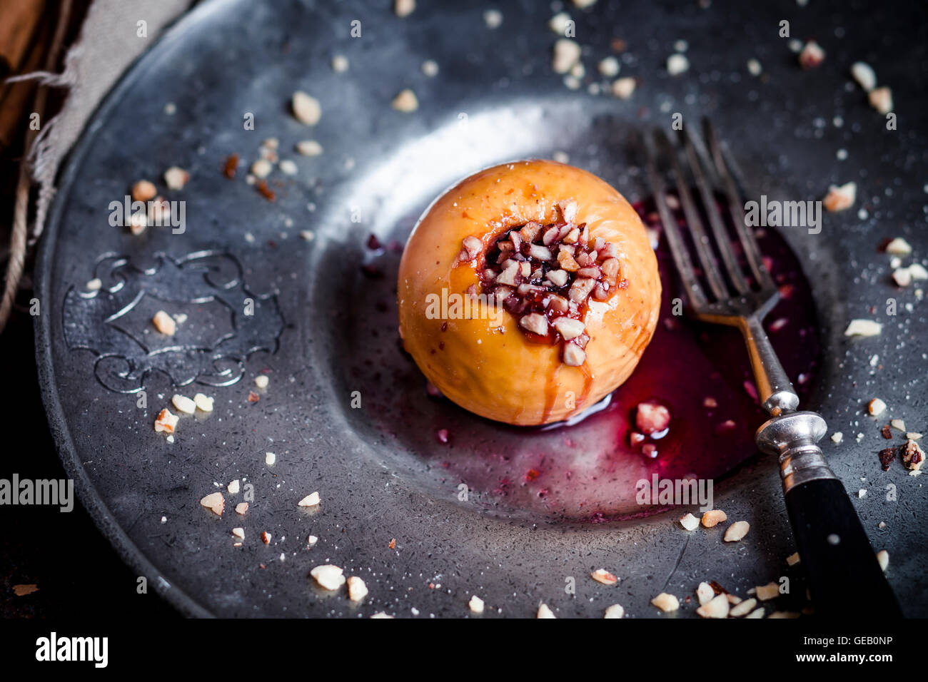 Bratapfel mit Nuss und rote Marmelade füllen auf Weißblech Stockfoto