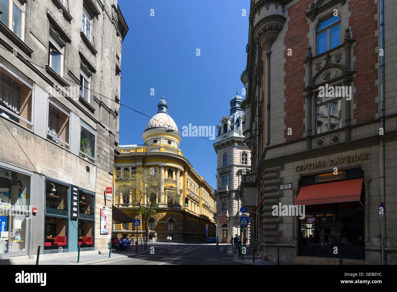 Budapest: Kaffee Haus "Zentrale Kavehaz" und gelbe Gebäude der Universitätsbibliothek, Ungarn, Budapest, Stockfoto