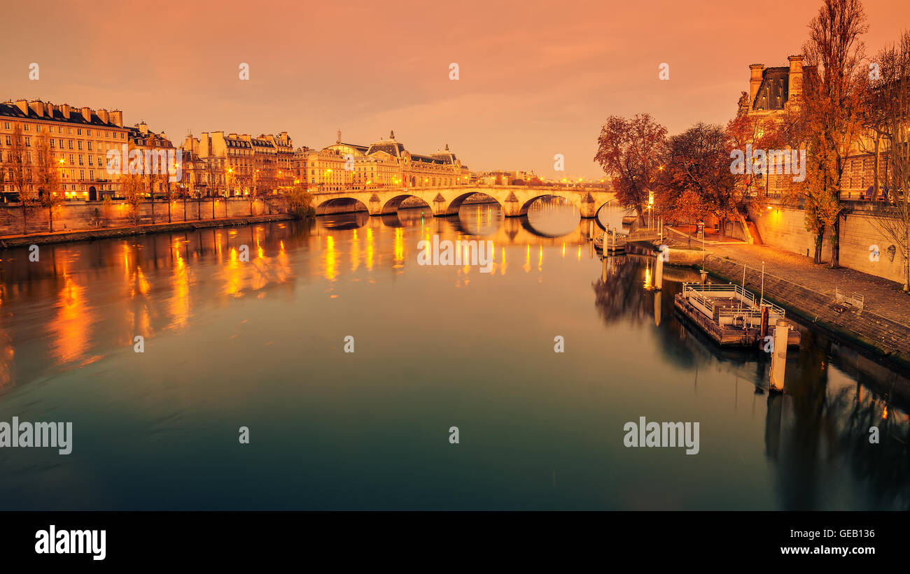 Paris, Frence: Seineufer und Altstadt von Sunrise Stockfoto