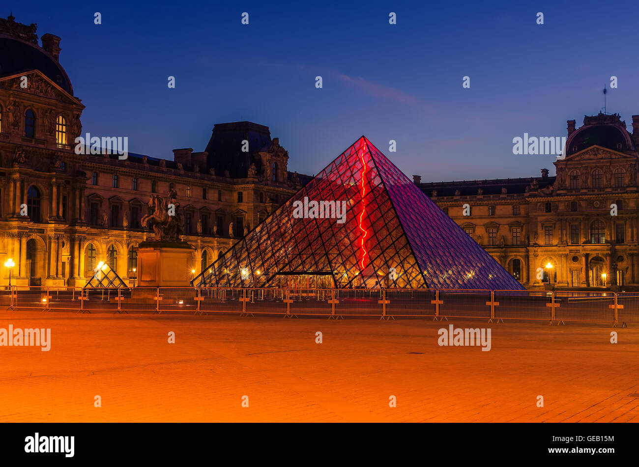 Paris: Louvre-Museum und die Pyramide Stockfoto