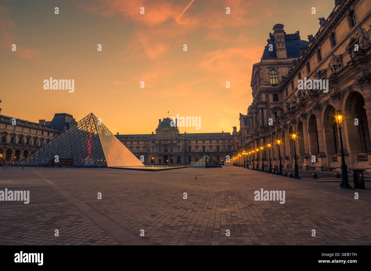 Paris: Louvre-Museum und die Pyramide Stockfoto
