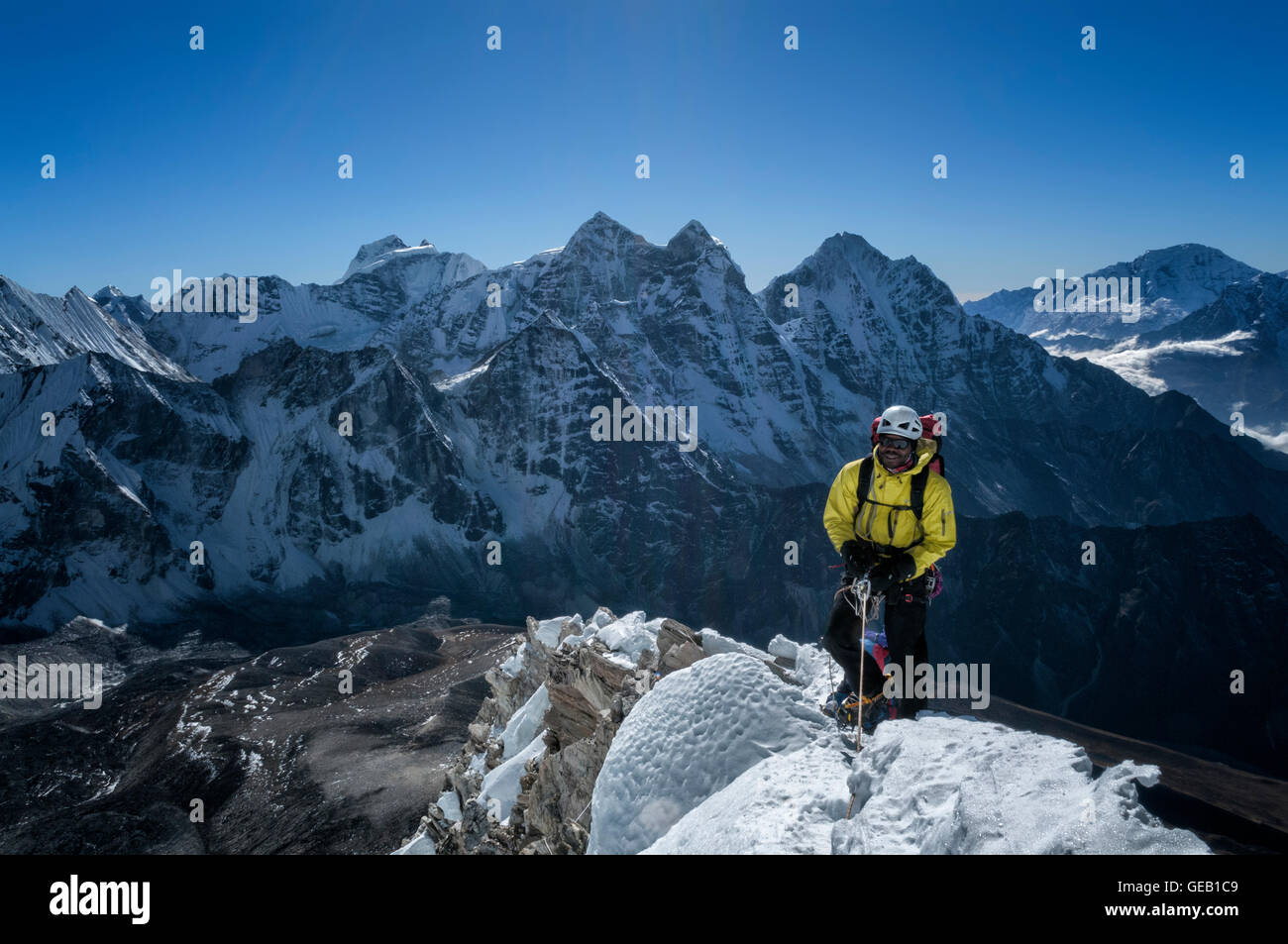 Nepal, Himalaya, Solo Khumbu, Bergsteiger bei Ama Dablam South West Ridge Stockfoto