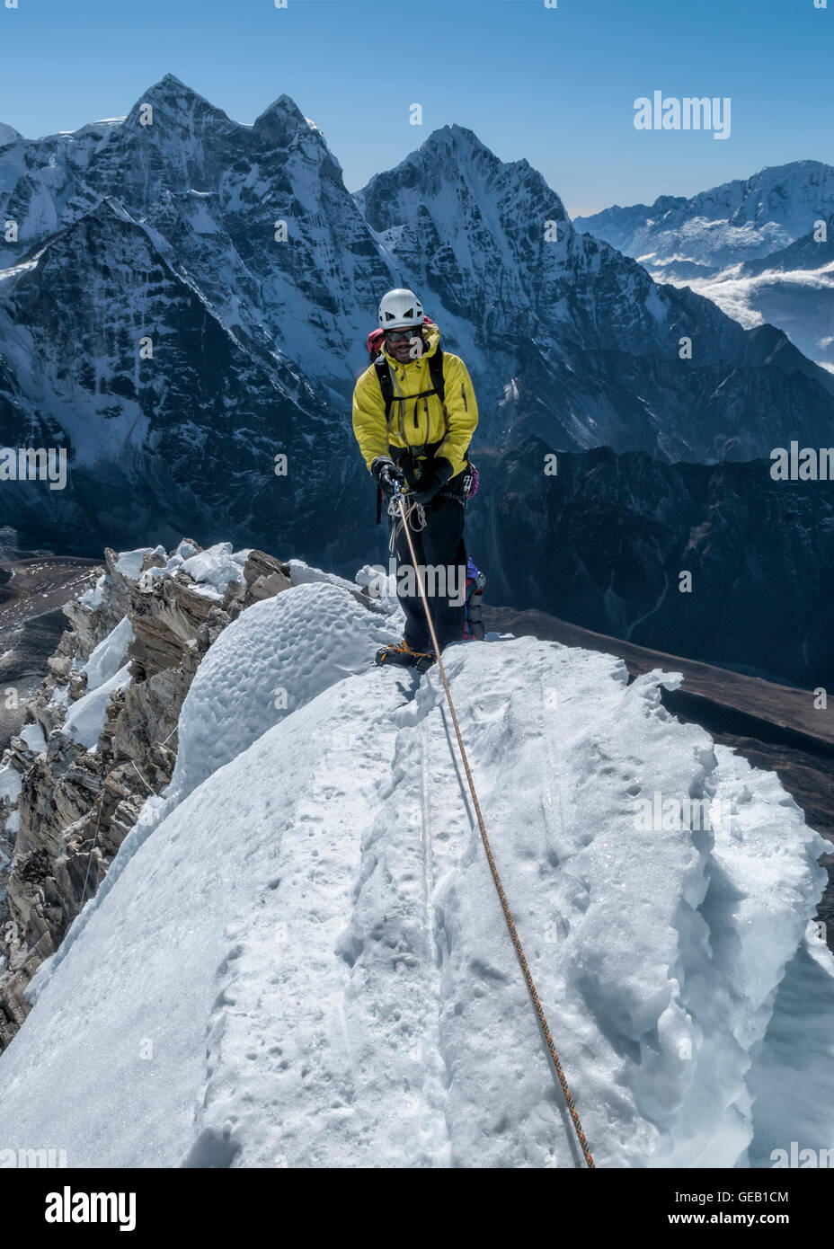 Nepal, Himalaya, Solo Khumbu, Bergsteiger bei Ama Dablam South West Ridge Stockfoto