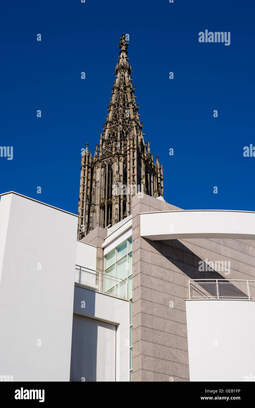 Deutschland, Ulm, Ulmer Münster Kirche vor blauem Himmel Stockfoto