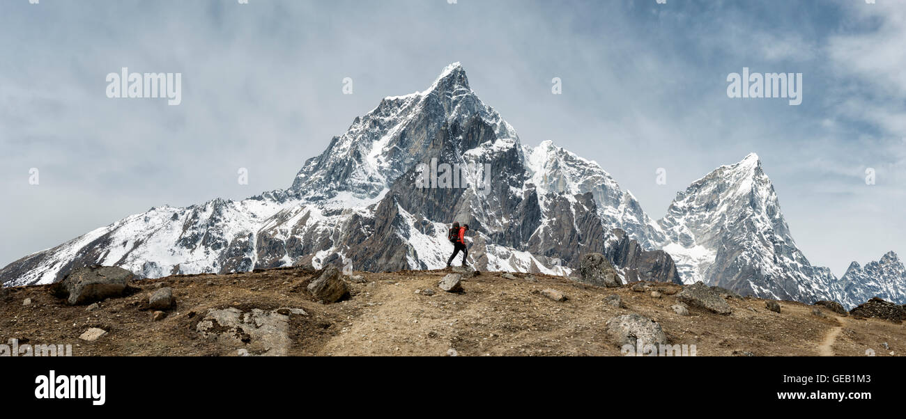 Nepal, Himalaya, Solo Khumbu, Ama Dablam, Mann trekking Stockfoto
