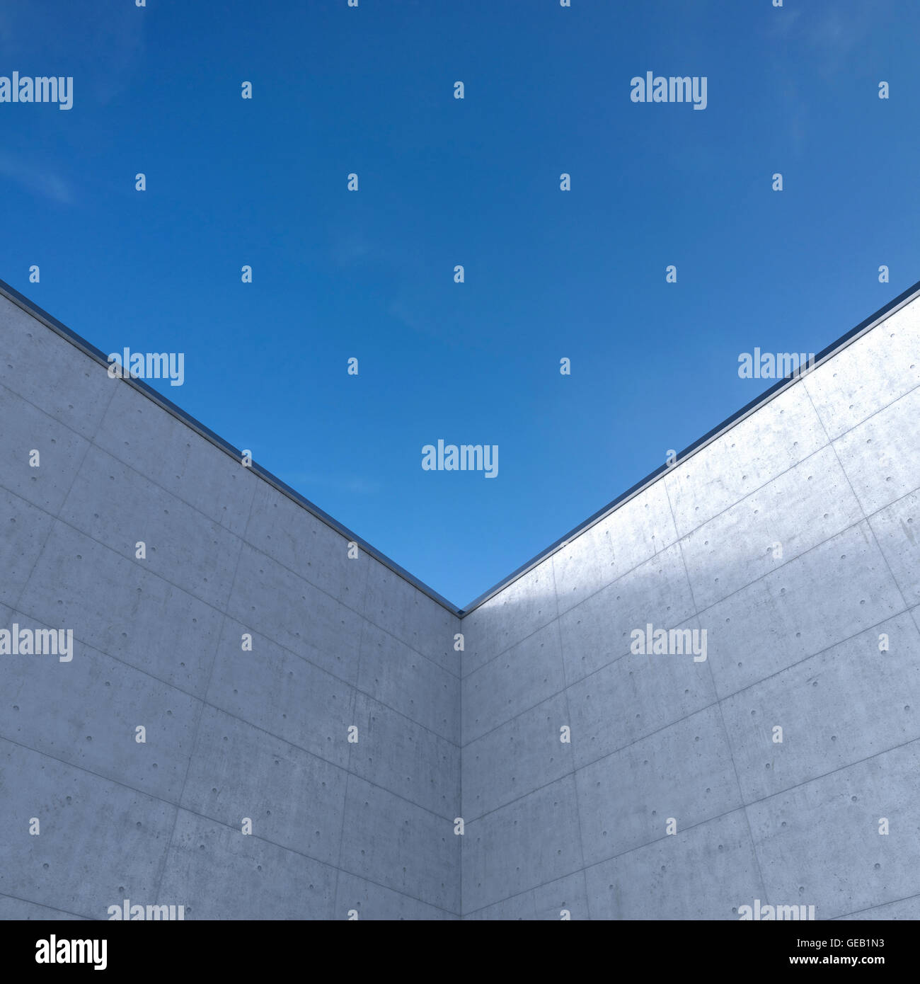 Hohen Betonmauer vor blauem Himmel, 3D Rendering Stockfoto