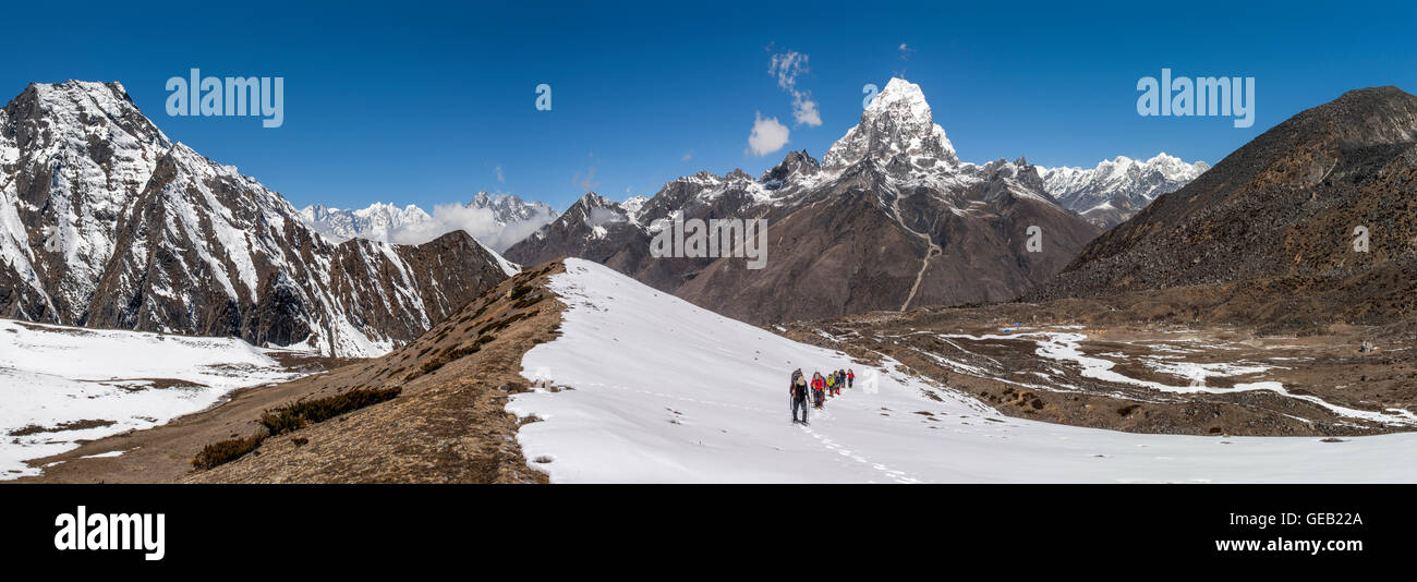 Nepal, Himalaya, Solo Khumbu, Ama Dablam, Gruppe von Gurkhas trekking Stockfoto