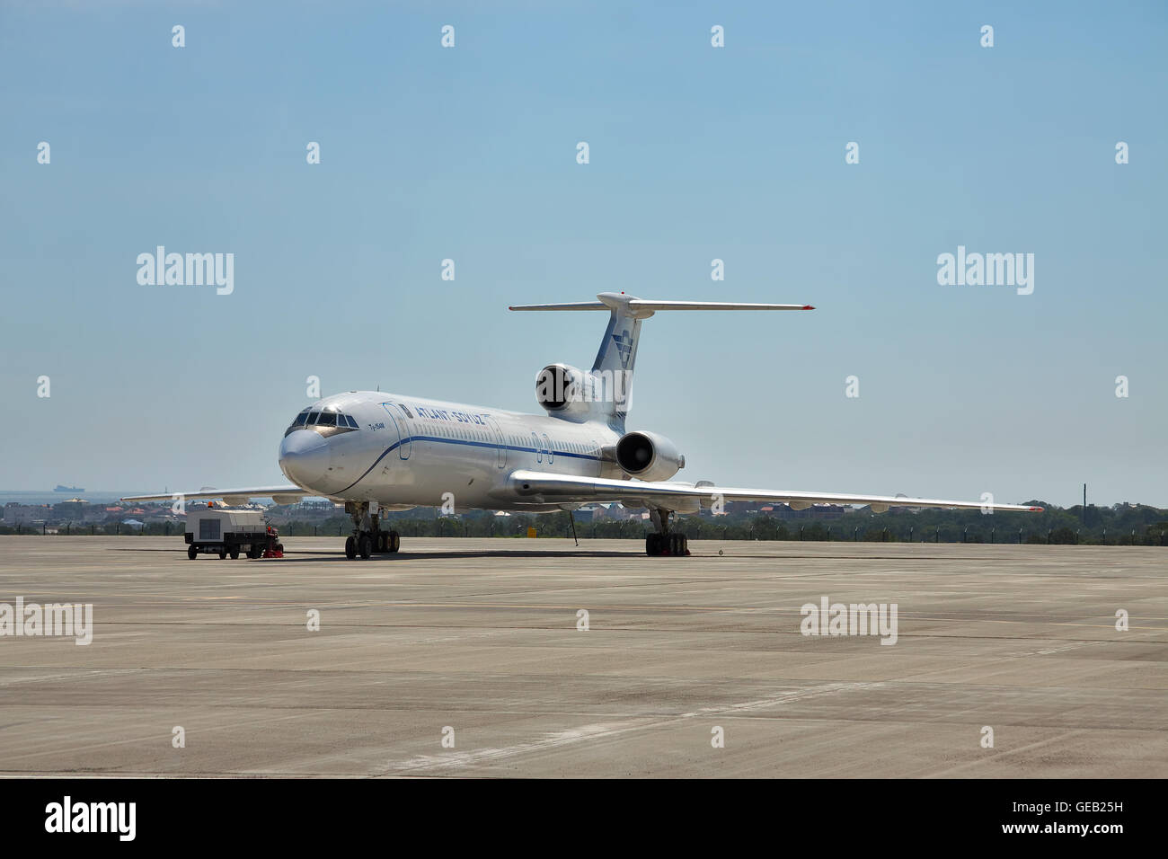 Gelendschik, Russland - 10. September 2010: Passagierflugzeug Tupolev Tu - 154 M vorbereitet für den Flug am Flughafen Stockfoto