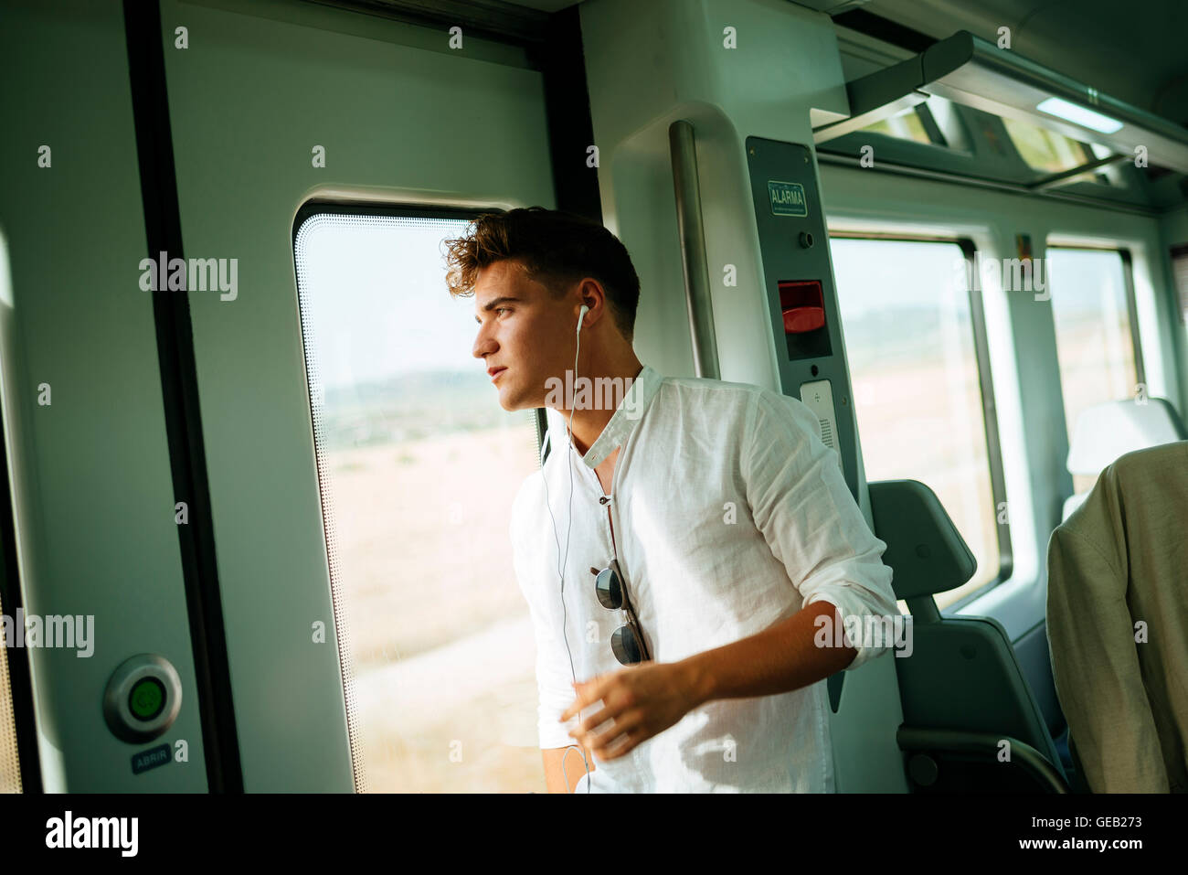 Junger Mann aus der Tür in einem Zug Stockfoto