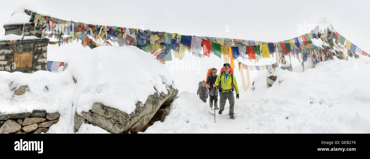 Nepal, Himalaya, Solo Khumbu, Ama Dablam, Gruppe von Gurkhas trekking Stockfoto