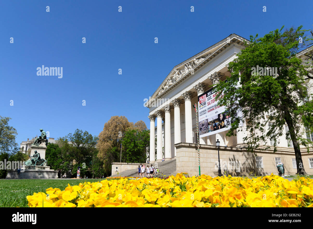 Budapest: Nationalmuseum mit János Arany, Ungarn, Budapest-Denkmal Stockfoto