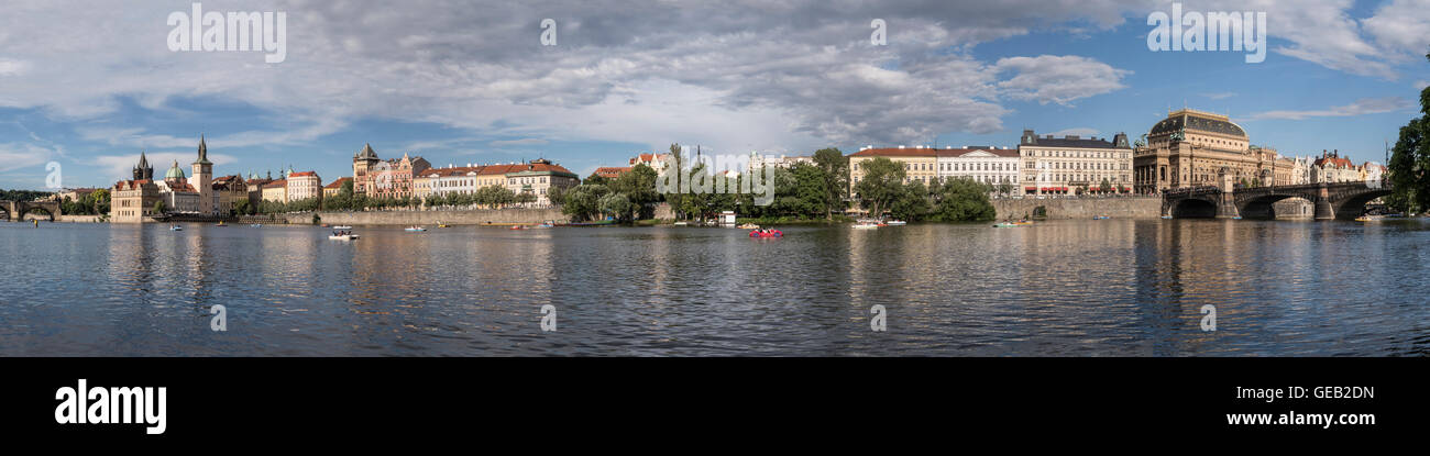 Tschechien, Prag, Panorama der Moldau Fluss zwischen Karlsbrücke und Nationaltheater Stockfoto