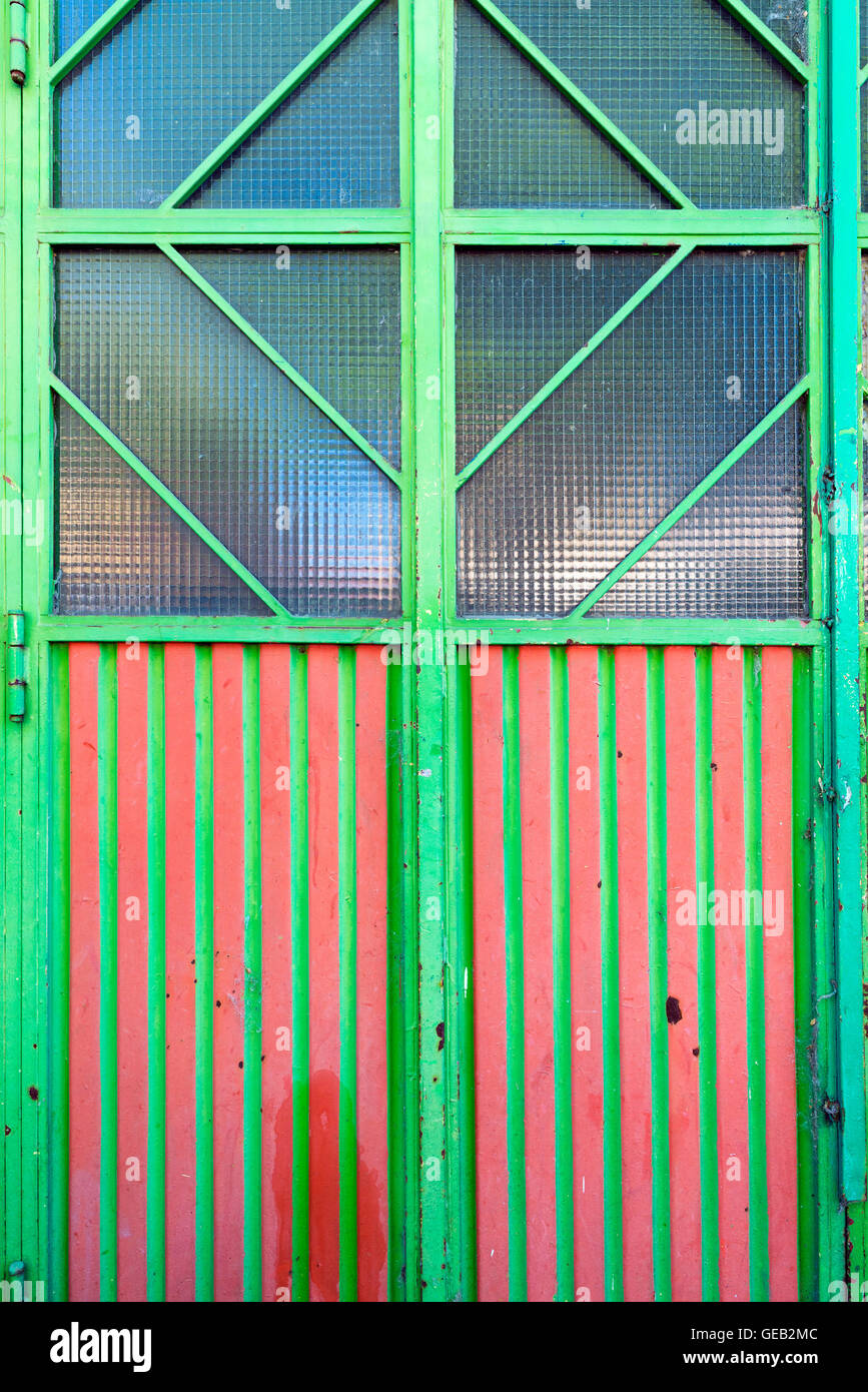Bunte Fenster in einem Gewerbegebiet Stockfoto
