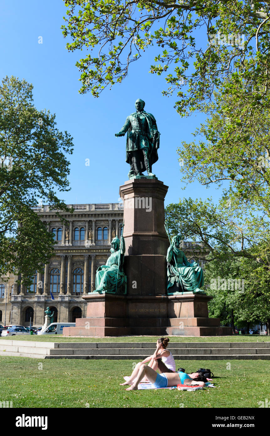 Budapest: Denkmal für Graf Szechenyi auf quadratischen Roosevelt ter, im Hintergrund der Akademie der Wissenschaften, Ungarn, Budapest, Stockfoto