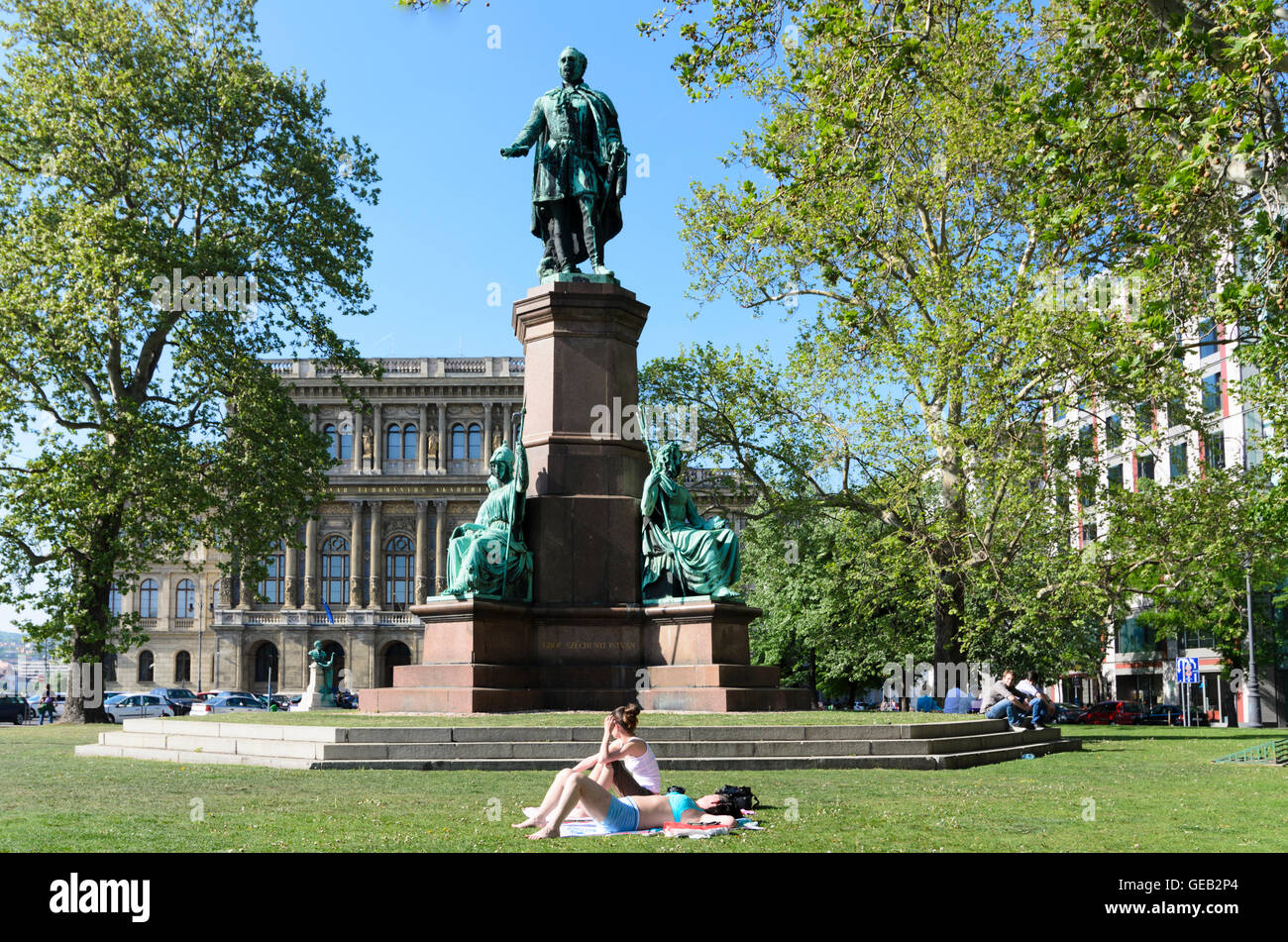 Budapest: Denkmal für Graf Szechenyi auf quadratischen Roosevelt ter, im Hintergrund der Akademie der Wissenschaften, Ungarn, Budapest, Stockfoto