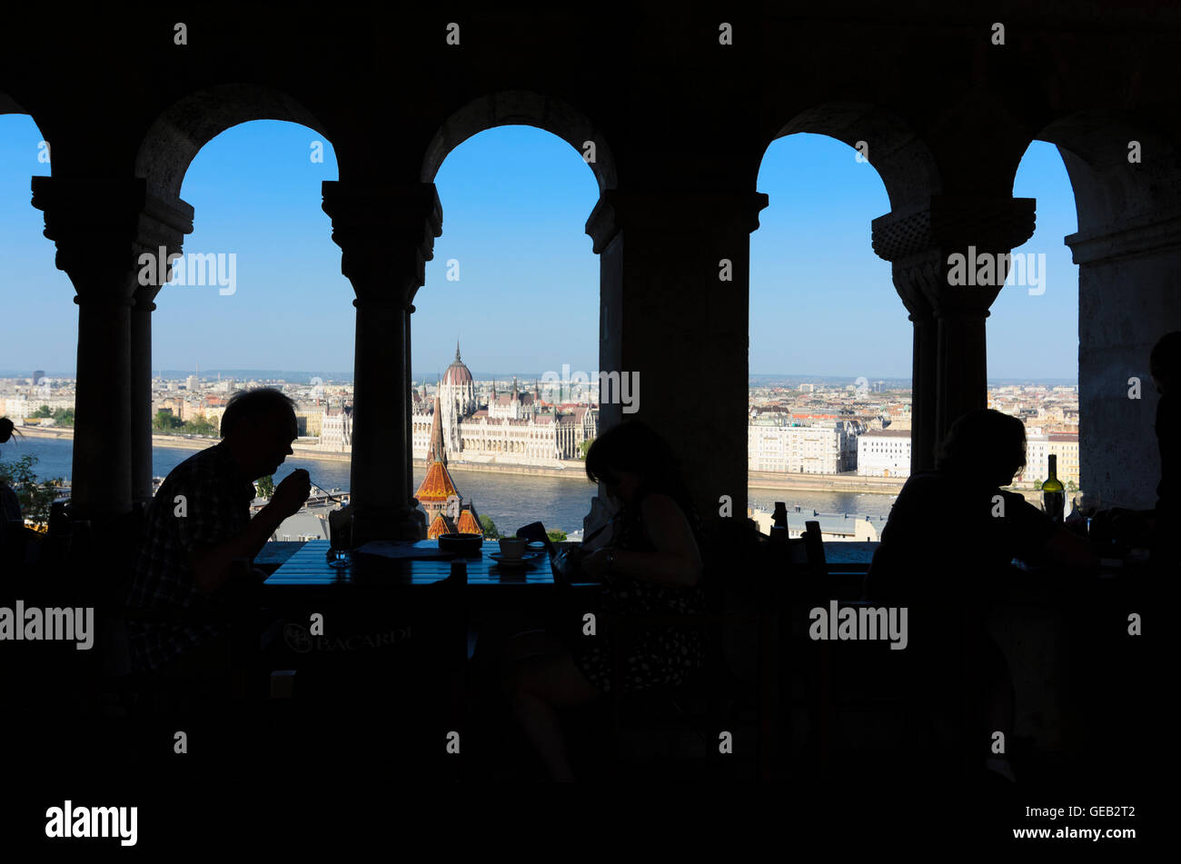Budapest: Restaurants in den Arkaden der Fischerbastei mit Blick auf die Donau und das Parlament, Ungarn, Budapest, Stockfoto