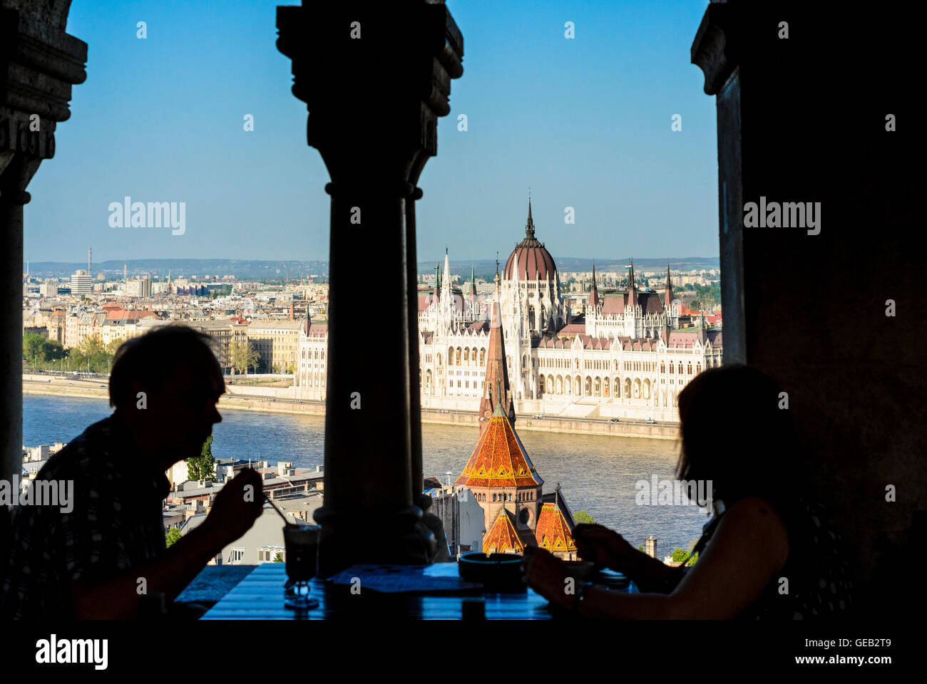 Budapest: Restaurants in den Arkaden der Fischerbastei mit Blick auf die Donau und das Parlament, Ungarn, Budapest, Stockfoto