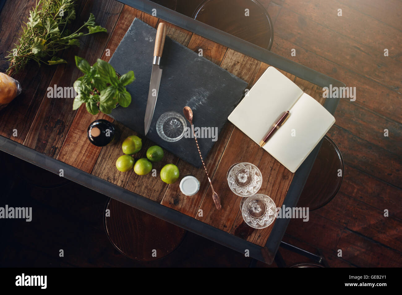 Draufsicht einer Bar Theke mit notwendigen Elemente und Zutaten für die Zubereitung eines perfekten Cocktails. Stockfoto