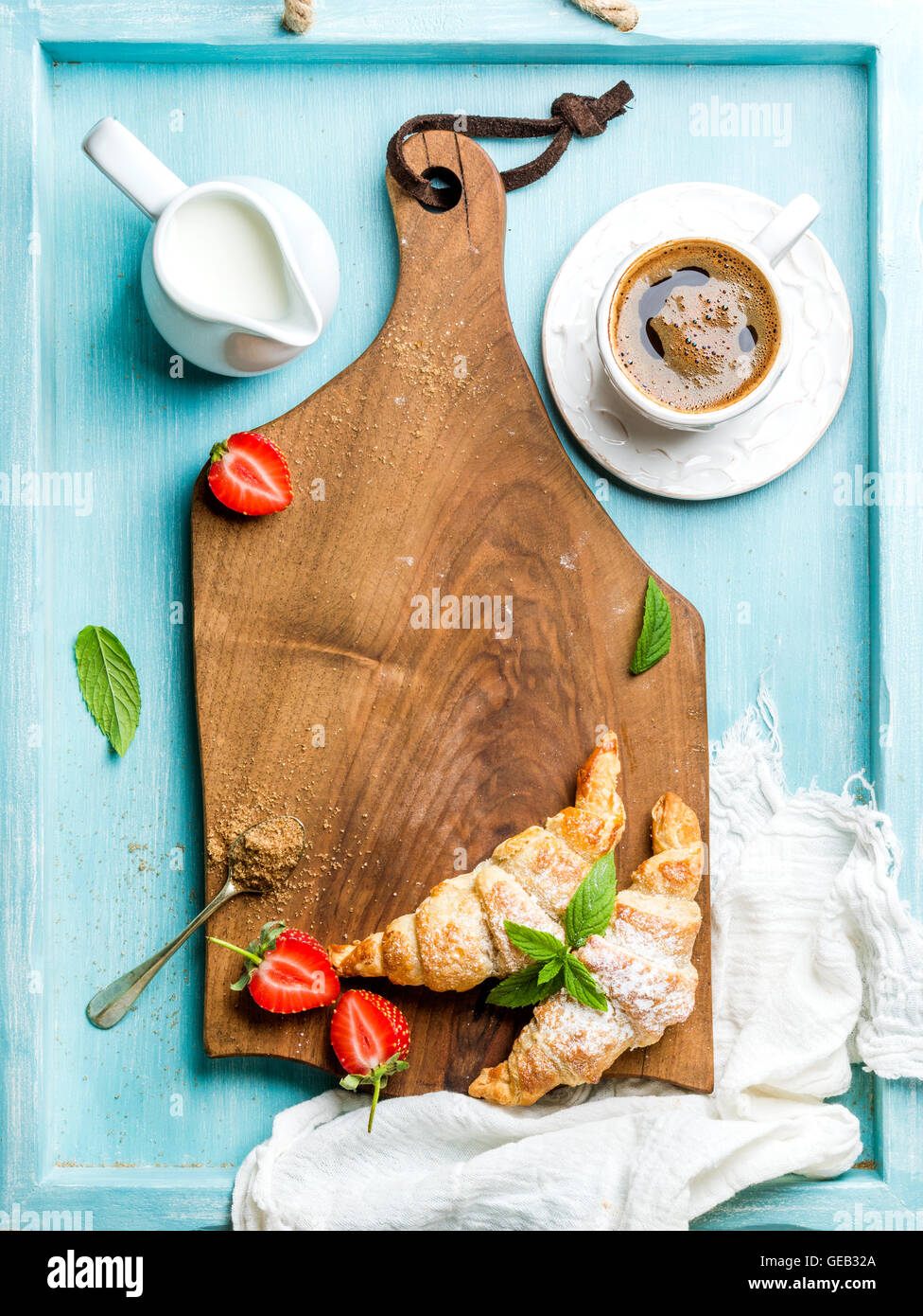 Frühstück oder Dessert-Set. Frisch gebackene Croissants mit Erdbeeren ...