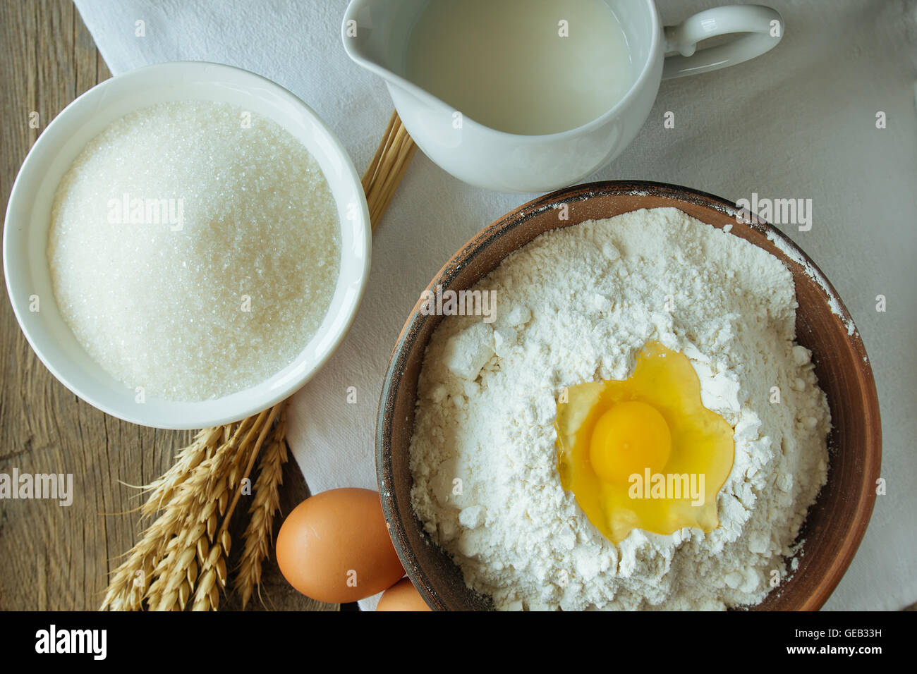 Mehl, Zucker, Milch und Eiern Draufsicht selektiven Fokus Stockfoto