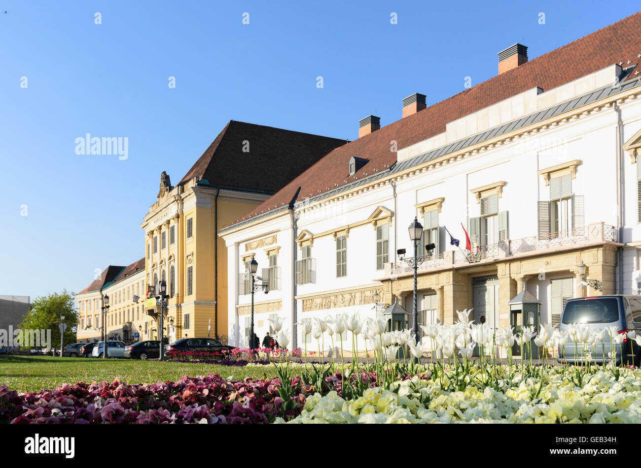 Budapest: Schlosstheater (links), Sandor-Palast, der Sitz des Präsidenten, Ungarn, Budapest, Stockfoto