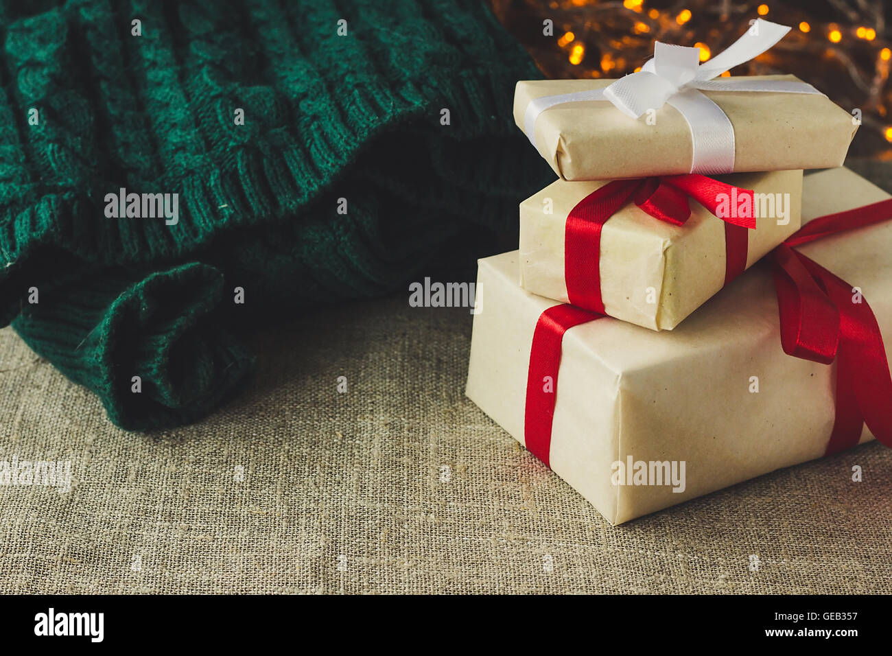Weihnachtsgeschenke und grünen Pullover selektiven Fokus Stockfoto