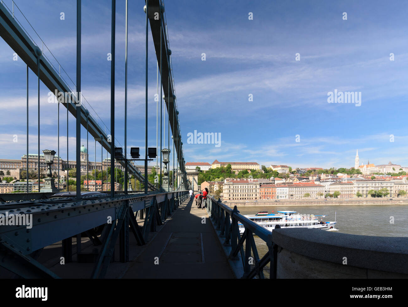 Budapest: Kettenbrücke (Szechenyi Lánchíd) auf der Donau, die Budaer Burg und die Matthiaskirche, Schiff, Ungarn, Budapest, Stockfoto