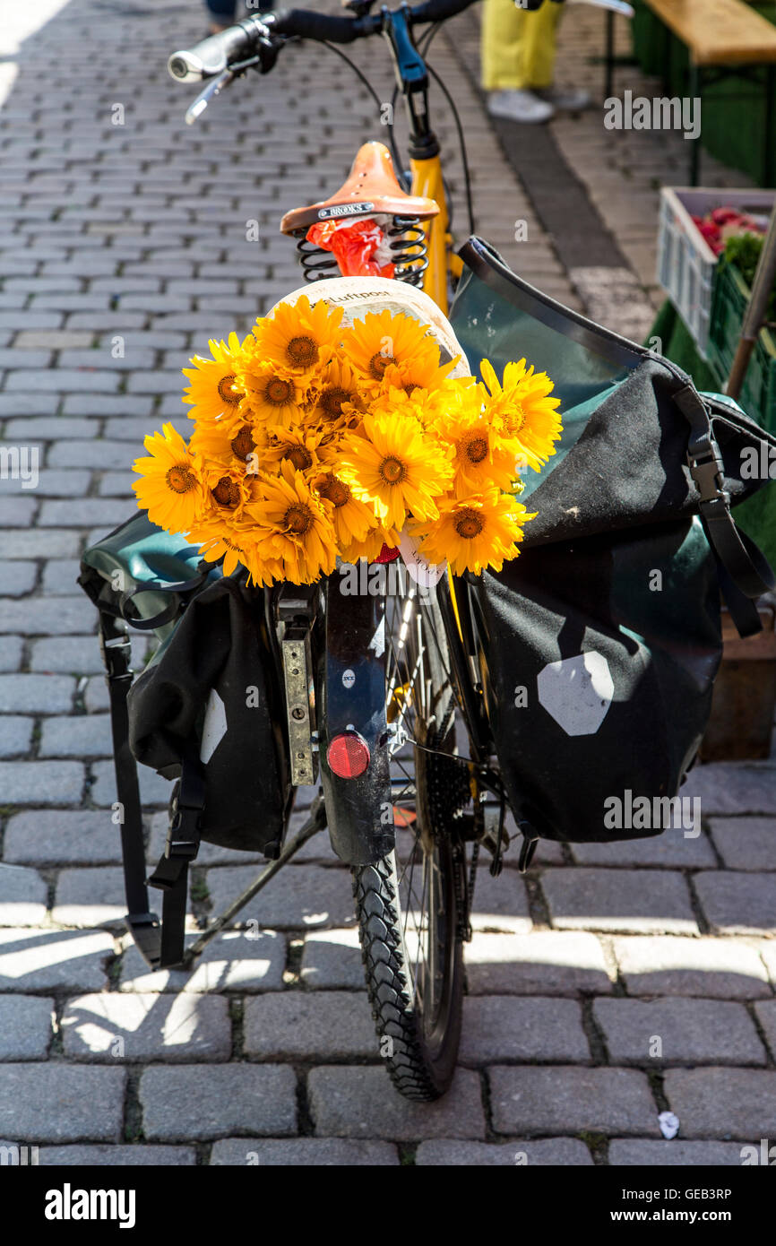 Fahrrad mit einem Bouquet von Blumen, während einer shopping-Tour auf einem Wochenmarkt, Tübingen, Deutschland Stockfoto