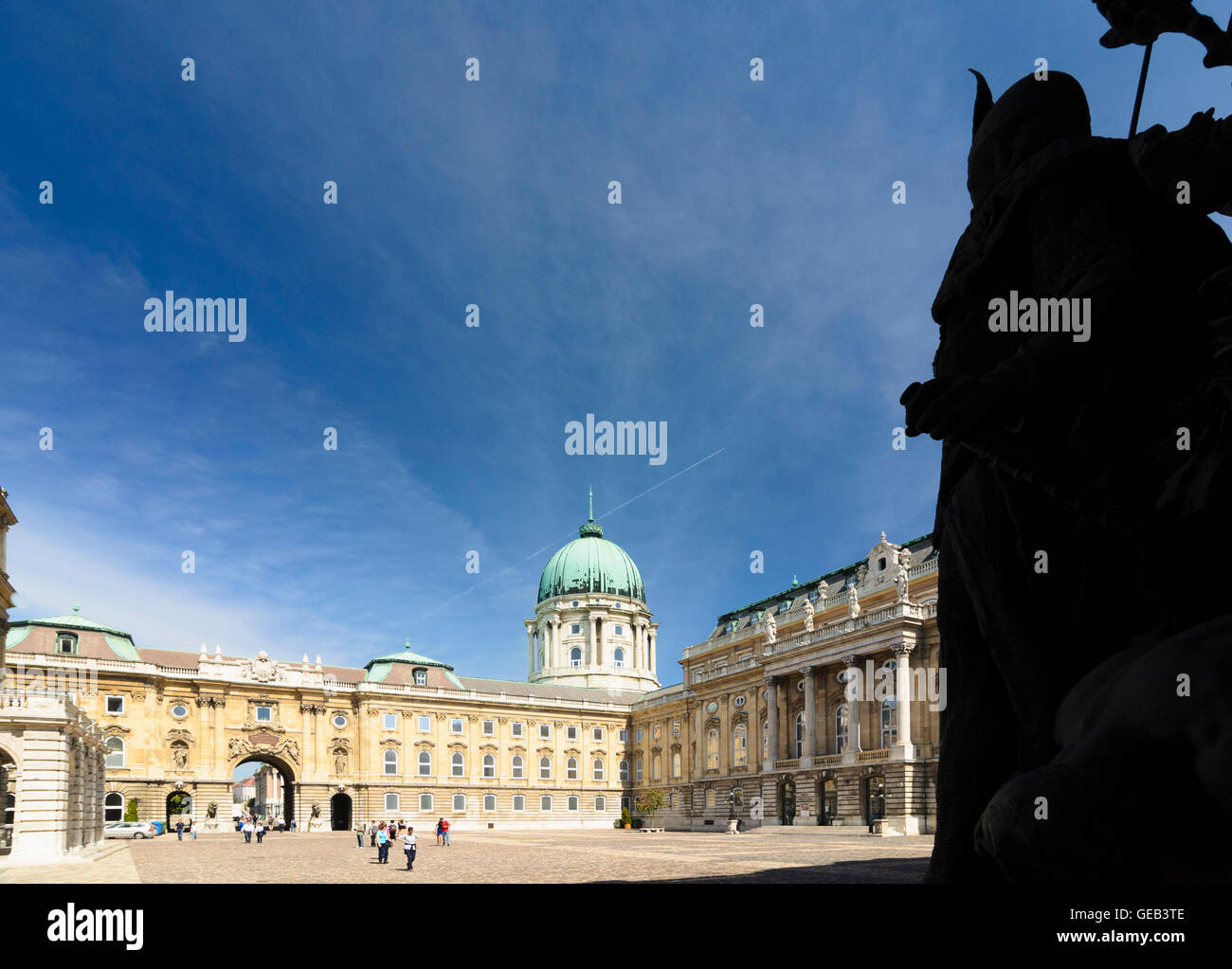 Budapest: Innenhof des Palazzo Schloss mit Ritter Figur, Ungarn, Budapest, Stockfoto