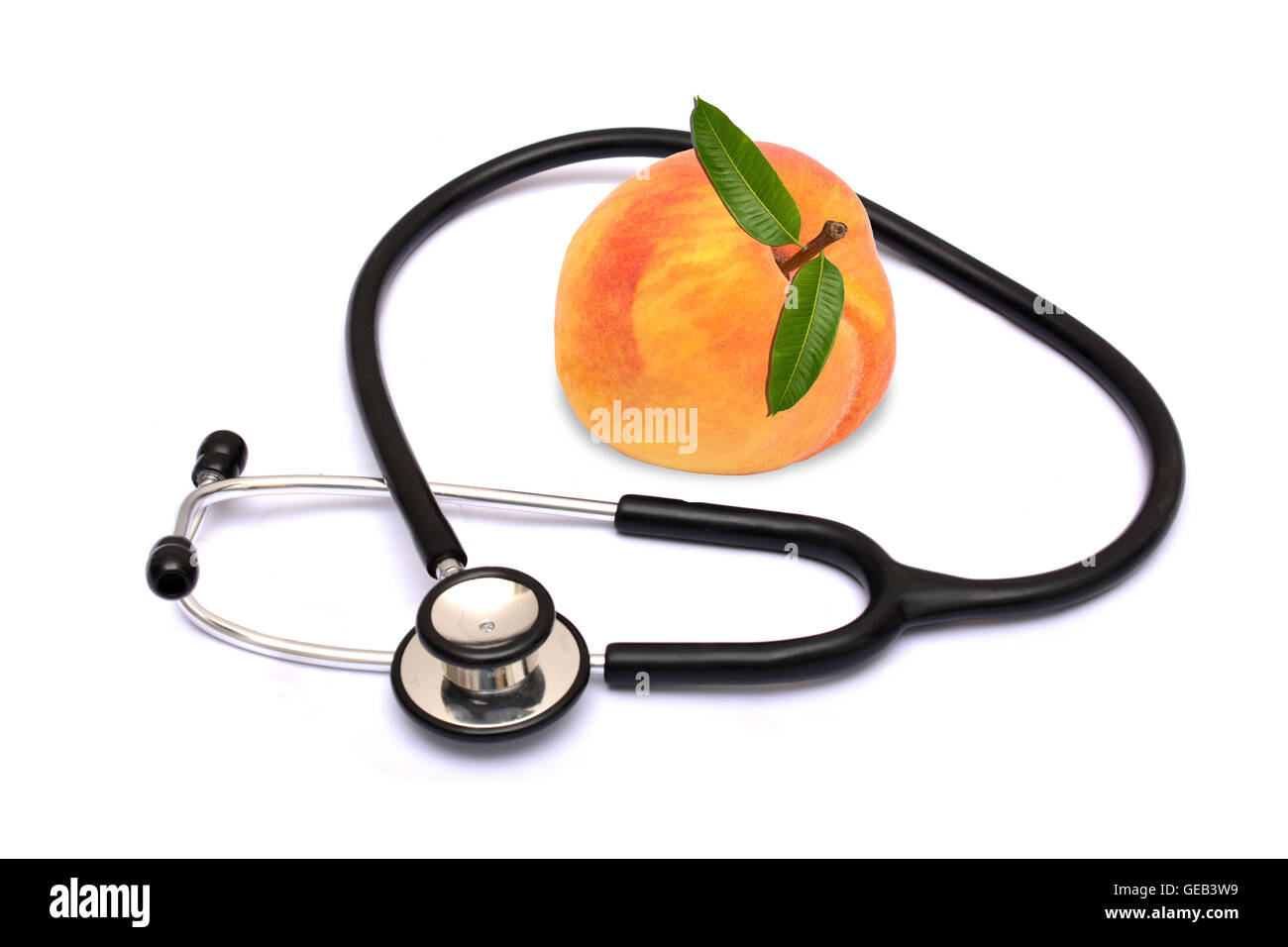 medizinische Stethoskop mit Pfirsich auf weißem Hintergrund. Stockfoto