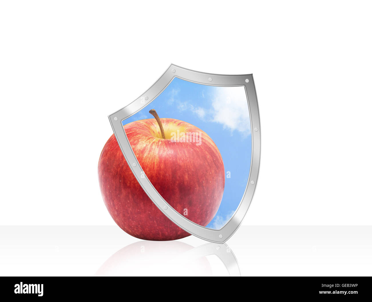 Apfel mit Gesundheit Schutzschild Isolated on White. Stockfoto
