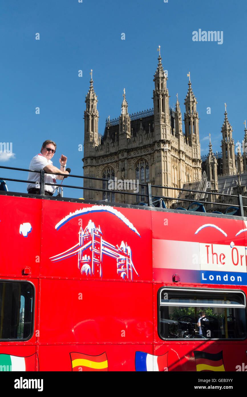 Eine leere Tour-Bus in der Nähe des Palace of Westminster und Houses of Parliament, London, England, Vereinigtes Königreich Stockfoto