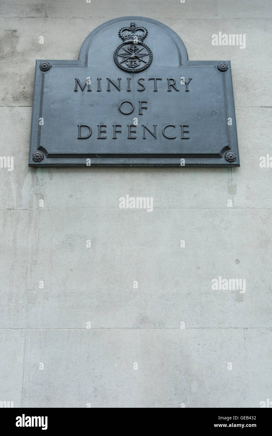 Eine Gedenktafel des Verteidigungsministeriums außerhalb des Verteidigungsministeriums Gebäude in Whitehall, London, UK Stockfoto
