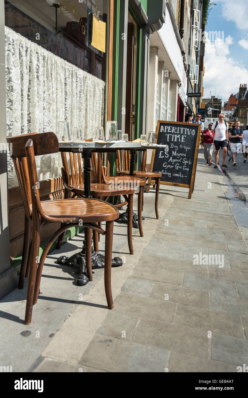 Apperitivo Zeit - leere Tische vor einem Soho Restaurant im Londoner West End. Stockfoto