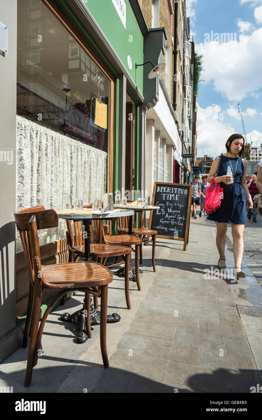 Apperitivo Zeit - leere Tische vor einem Soho Restaurant im Londoner West End. Stockfoto