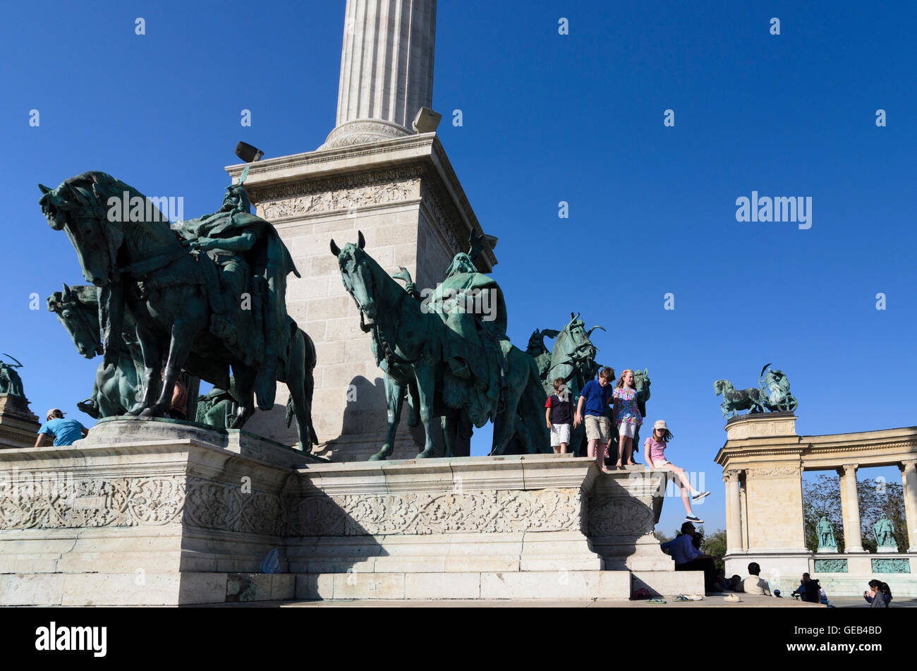 Budapest: Heldenplatz (Hösök Tere) mit dem Millennium-Denkmal, 7 Magyar Stammesfürsten auf dem Pferderücken, Ungarn, Budapest, Stockfoto